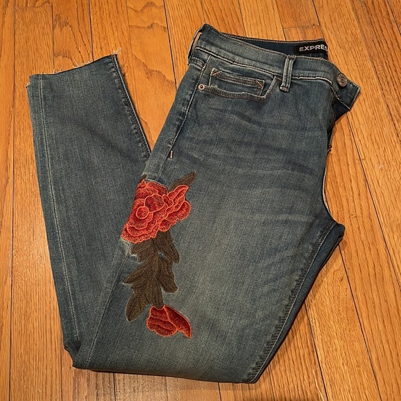 Express Jeans with Roses Embroidered on the side, Ankle Legging, Mid Rise - Picture 14 of 14